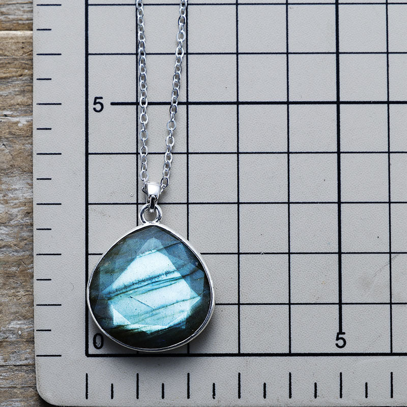 Elegant Water Drop Necklace – Simple Beauty, Lasting Impression”