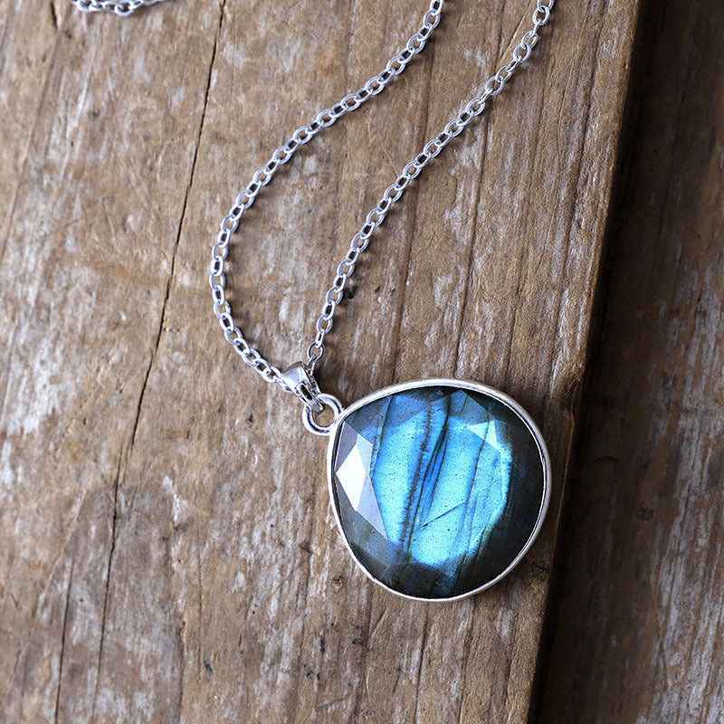 Elegant Water Drop Necklace – Simple Beauty, Lasting Impression”