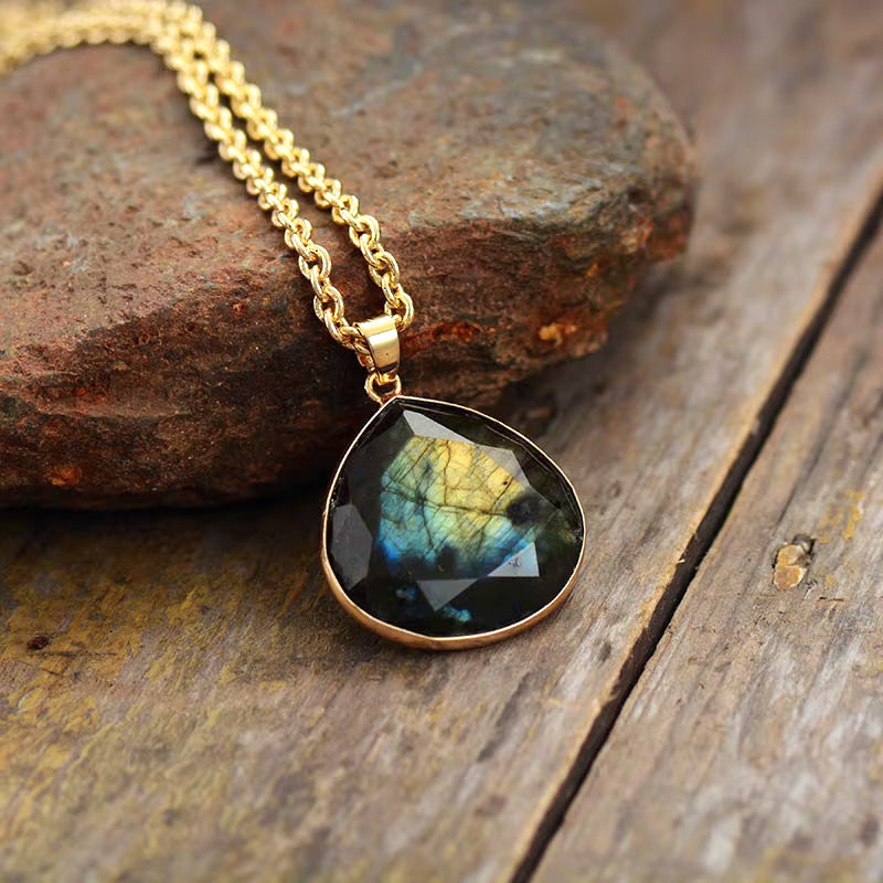 Elegant Water Drop Necklace – Simple Beauty, Lasting Impression”